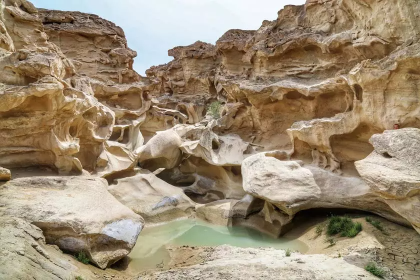 تصویر زیبای طبیعت بکر تنگه چاکاویر قشم با صخرههای مرتفع و آبهای زلال